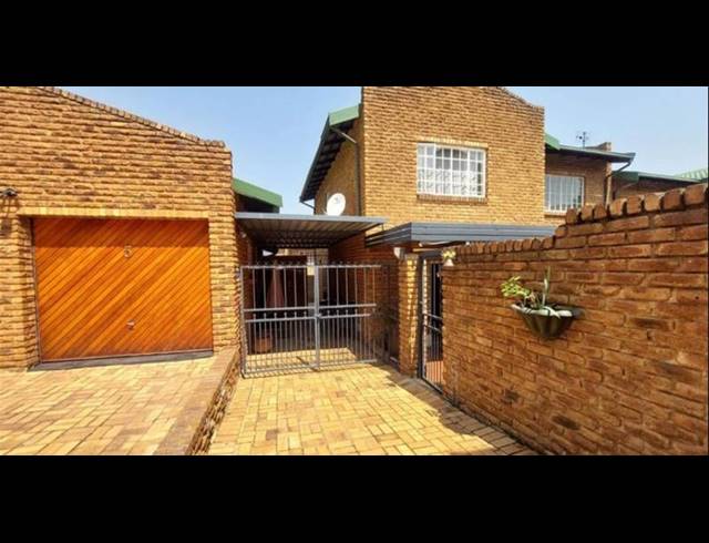 4 BEDROOM TOWNHOUSE FOR SALE IN BASSONIA